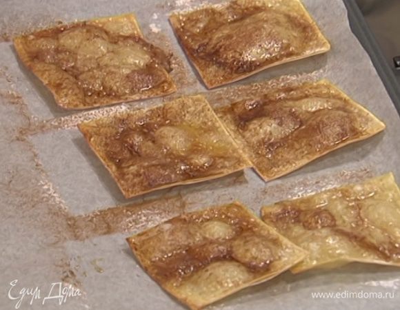 Выпекать тесто в разогретой духовке 3 минуты, затем остудить.