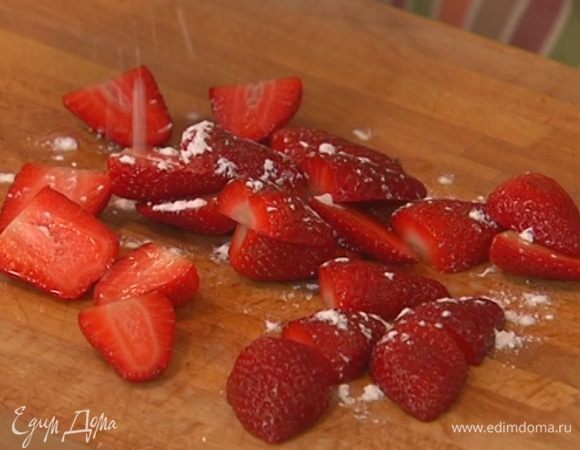 Клубнику разрезать пополам, сбрызнуть лимонным соком и немного посыпать сахарной пудрой.