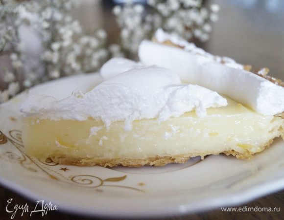 А вот и кусочек в разрезе. Лучше резать не сразу, а дать постоять, чтобы крем успел схватиться, иначе он у меня немного потек.