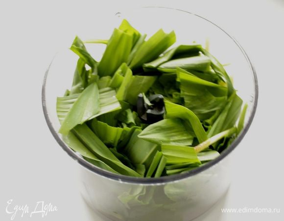 Черемшу помыть, обсушить,порезать.