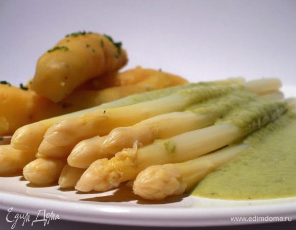 Подаем спаржу с картофелем, обильно полив соусом. Приятного весеннего аппетита!