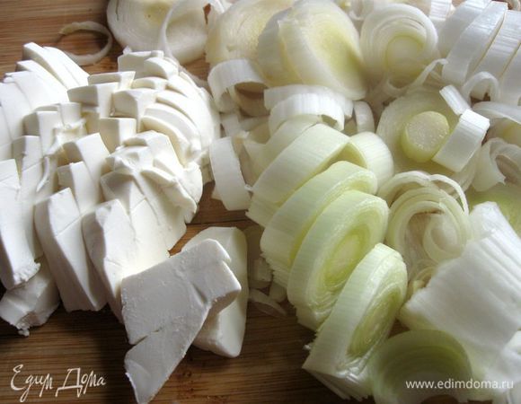 Овощи помыть.  Лук – порей  порезать колечками. Сливочный сыр порезать небольшими кубиками.