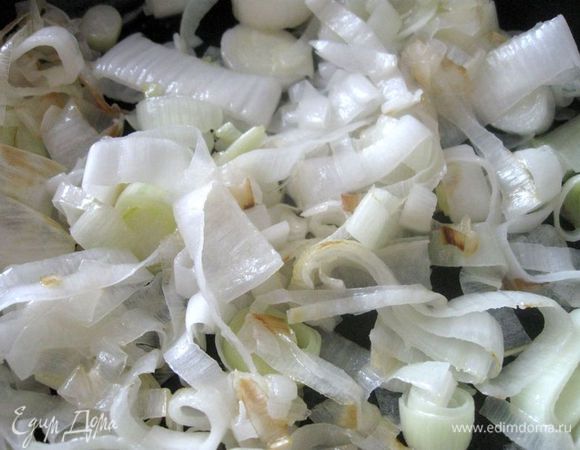 Лук - порей обжарить на оливковом масле. 