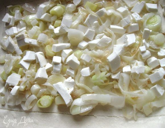 Обжаренный лук и сливочный сыр  положить на  тесто, исключая бортики.