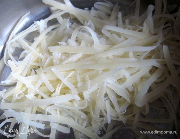 Пармезан натереть на крупной терке.