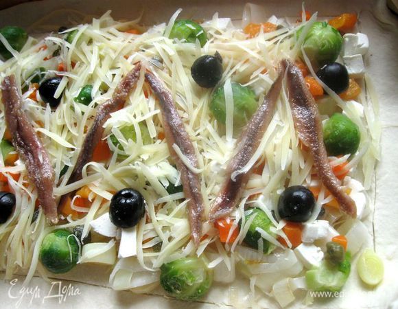 Положить в начинку каперсы. Посыпать начинку сыром. Положить анчоусы, оливки, разрезанные на половинки ( косточки удалить).