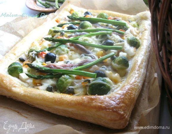 Вынуть, охладить немного, вынуть из формы, порезать на кусочки.
