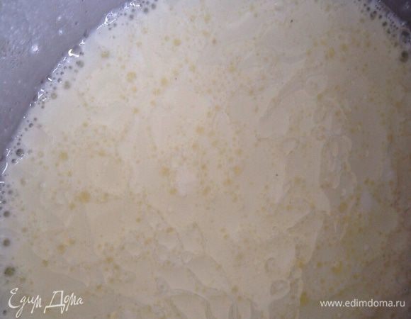 Смешать в миске кефир (можно заменить на йогурт) с сахаром, солью и растительным маслом.