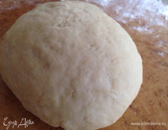 Муку просеять с содой (или разрыхлителем, но 1 ч. л.). Всыпать в кефир и замесить мягкое однородное тесто. Накрыть полотенцем и оставить на 30 минут отдохнуть.