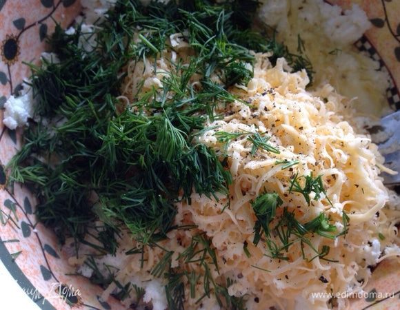 Для начинки.
Творог хорошо размять вилкой. Добавить натертый на мелкой терке сыр и нарубленную зелень.Выдавить небольшой зубчик чеснока, добавить белок и соль, перец по вкусу. Все хорошо перемешать.