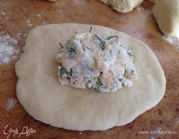 В центр лепешки кладем начинку и формируем пирожок, в форме лодочки!