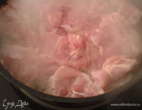 Продукты. Я взяла бедро куриное без кости и без кожи одну упаковку в ней от 700 до 900 г мяса. 3 помидора среднего размера. Луковица, если крупная, то достаточно одной. 2-3 штуки болгарского перца  должно быть побольше. У курицы удалить хрящики, помыть просушить бумажным полотенцем. Обжарить на разогретой сковородке,  на растительном масле до золотистой корочки.