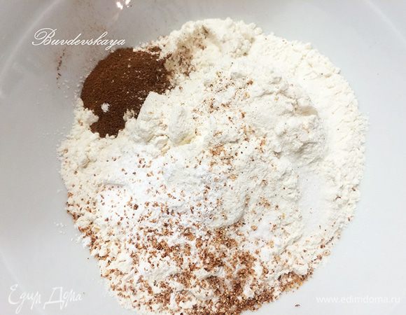 Готовим морковный бисквит. В миске смешать сухие ингредиенты.