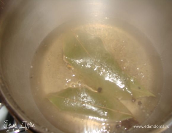 Готовим маринад: воду и вино вылить в кастрюлю с толстым дном, добавить специи, соль и сахар. Кипятить на слабом огне 7 минут. Процедить и нагреть смесь до кипения еще раз. Остудить. 