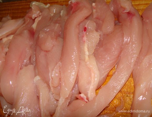 Куриное филе нарезать пластинками или крупной соломкой.