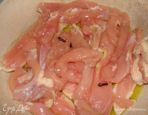 Сковороду разогреть, добавить оливковое масло, выложить филе и жарить на сильном огне 10 минут. Это важно!!!! Помешивать лопаткой, чтобы не пригорало.
Затем уменьшить огонь и обжаривать дальше в течение 7 минут.





