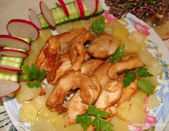 Готовое мясо выложить на листья салата. У меня их не было, поэтому я выложила на тарелку. Украсить консервированными ананасами, зеленью.