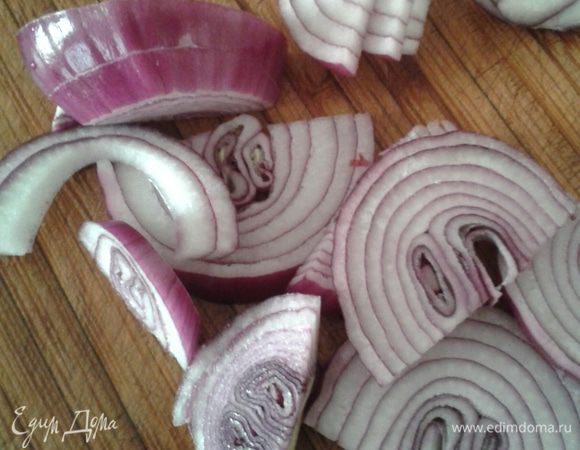 Овощи режим крупно. Добавляем лук к курице, 