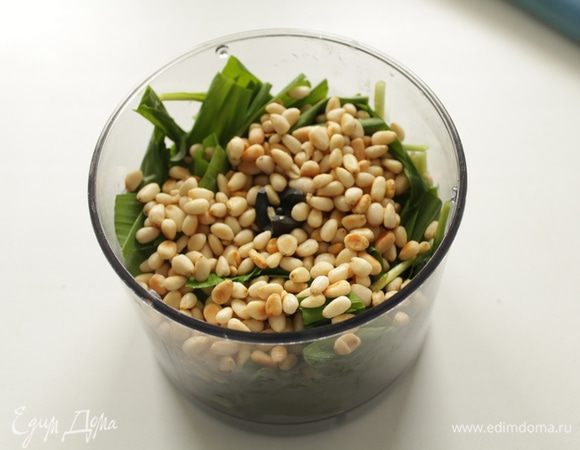 Добавить орешки ,пюрировать.