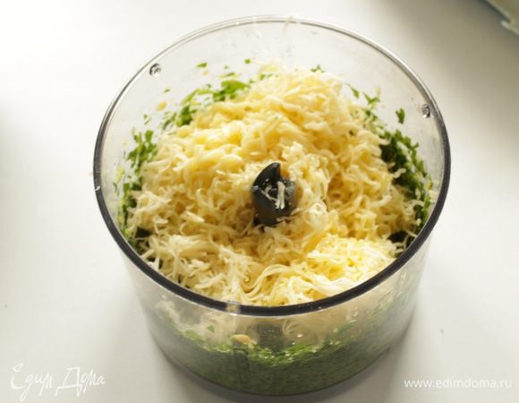 Добавить оливковое масло,натертый сыр.