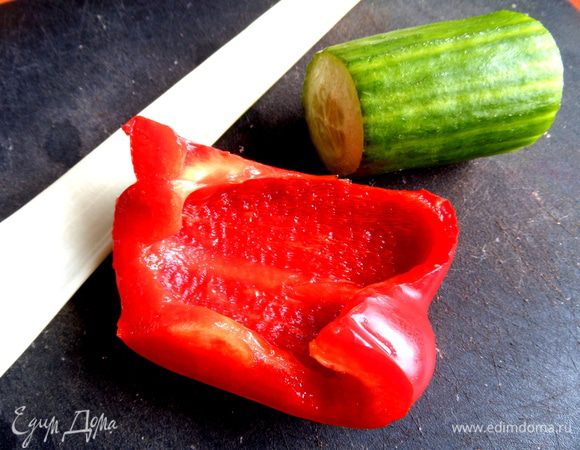 Берём овощи...,по кусочку.