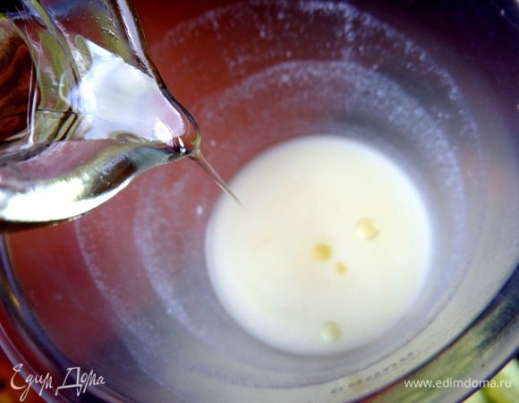 Наливаем в чашу для взбивания кефир или йогурт,капнем оливкового масла.