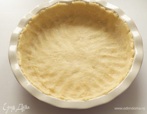 Выложить тесто в форму 22 см (форму смазывать не нужно), разровнять руками. 
