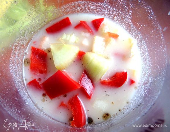 Высыпаем овощи в нарезке.