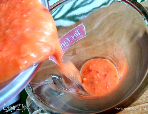 Взбиваем блендером и разливаем по небольшим стаканчикам. 