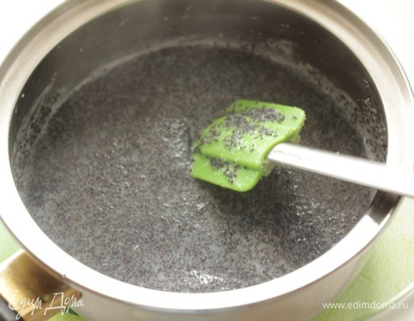 Начинка:
Молоко вылить в сотейник, добавить сахар и довести до кипения. Добавить мак с манкой и варить, помешивая, около 7-8 минут, пока масса не загустеет (если смесь не густеет, добавьте еще немного манки).
