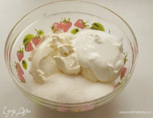 Маскарпоне, сметану, сахар  тщательно перемешать.