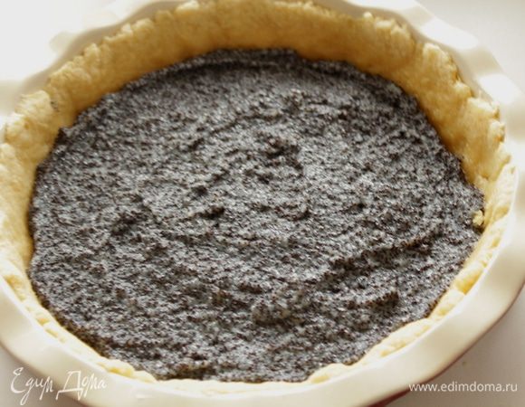 На выпеченное тесто  выложить маковую начинку,