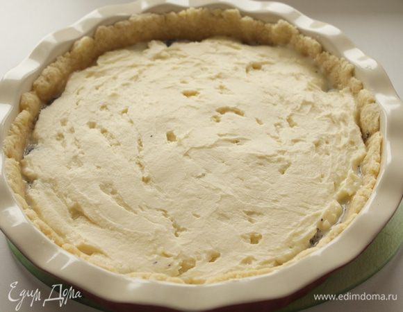 Сверху выложить крем. Выпекать 30-35 мин при 180С. 