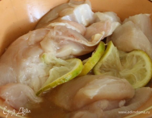 Смешать цедру одного лайма, сок одного лайма, соль, перец. Второй лайм порезать кружочками и добавить к маринаду. В этой смеси замариновать куриное филе в течение 30 мин.