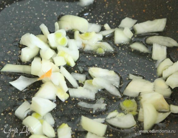 Луковицу порезать и обжарить на оливковом масле.