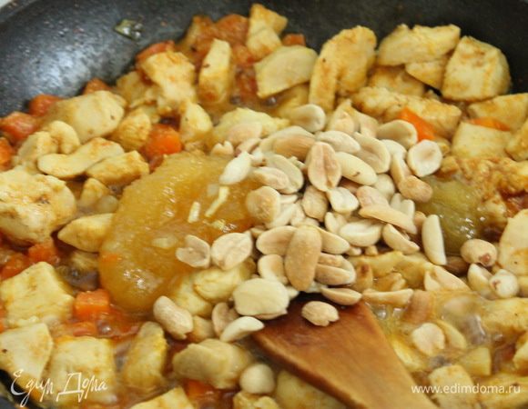 К курице добавить мед, арахис и дать продуктам карамелизироваться на сильном огне (5 минут).