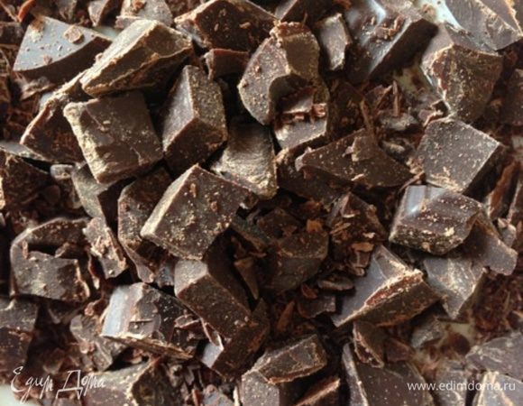 Шоколад порубим ножом на довольно крупные кусочки. И, конечно, чем больше содержание какао, тем лучше!!!