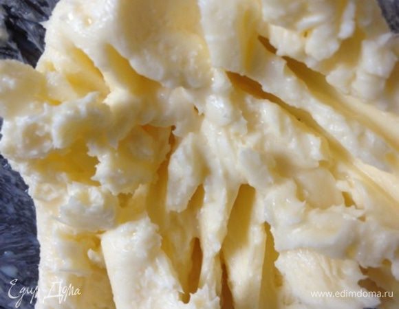 Размягченное масло взобьем вилкой. 