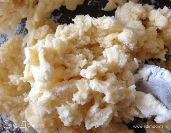 Всыплем муку и манку. Перемешаем.