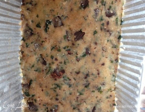 Добавим к тесту шоколад, мяту и 2 ст.л. натертого пармезана. Руками соединим все ингредиенты, долго не месим.
Выкладываем наше тесто в форму, лучше прямоугольную, слоем средним по толщине. 
Я использовала фольгированную одноразовую форму, они есть небольших размеров.
Ставим в разогретую духовку на 20 минут.