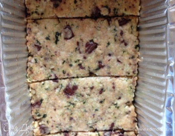 Достаем, еще теплым разрезаем на произвольные печенья и ПОЛНОСТЬЮ ОСТУЖАЕМ!!!.