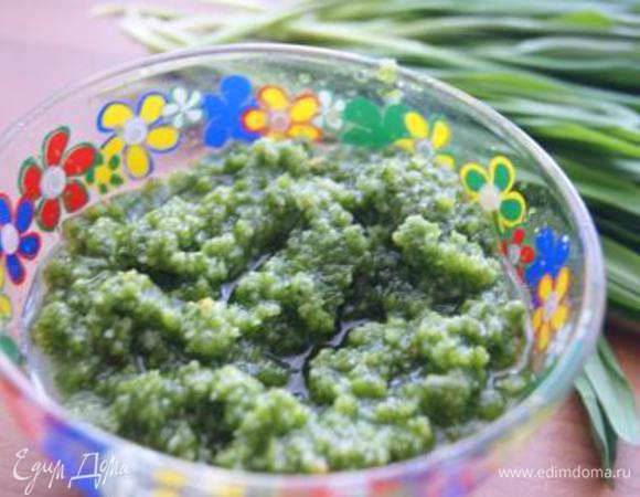 Приготовить песто по рецепту Ярославы.http://www.edimdoma.ru/retsepty/66393-pesto-iz-cheremshi.