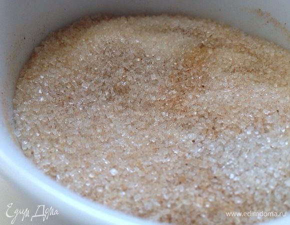 Сахар смешать с корицей.