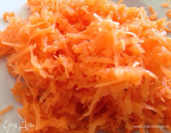 Морковь натереть на мелкой терке.