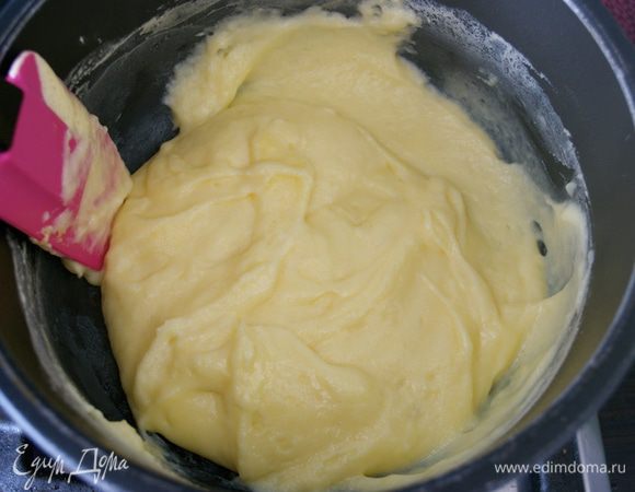 Приготовить заварной крем. Поставить разогреваться молоко. Тем временем смешать желтки с сахаром и мукой. Размещать, чтобы не было комочков. В горячее молоко влить яичную смесь... Не мешать. Как только молоко начнет закипать, энергично размешать, поварить 1 минуту. Снять крем с огня и остудить. (можете приготовить заварной крем привычным для Вас способом). 