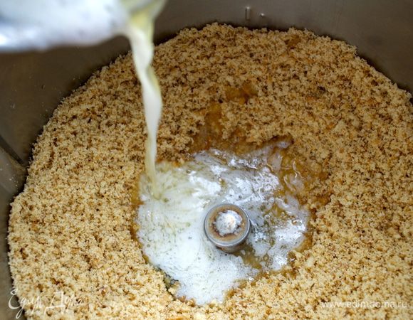 Духовку включить на 180 С. Для коржа измельчить печенье, добавить ложку меда и растопленное сливочное масло.