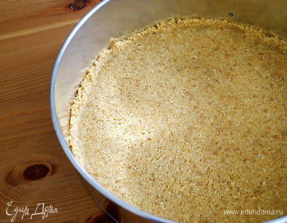 Разровнять крошку в корж и поставить в духовку на 5-7 минут.