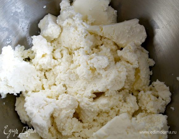 Тем временем смешать протертую через сито рикотту (так начинка будет более пышной) с яйцом и сахаром. Добавить ванилин. Взбить.