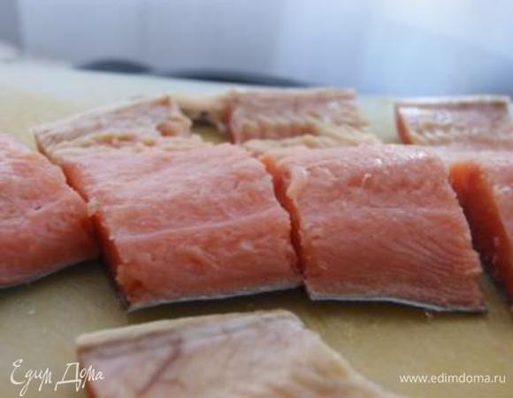 Филе кеты порезать кусочками, посолить.