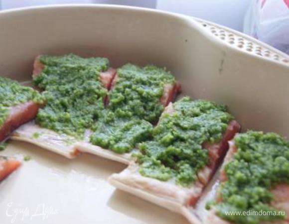 Выложить в форму, покрыть соусом песто.